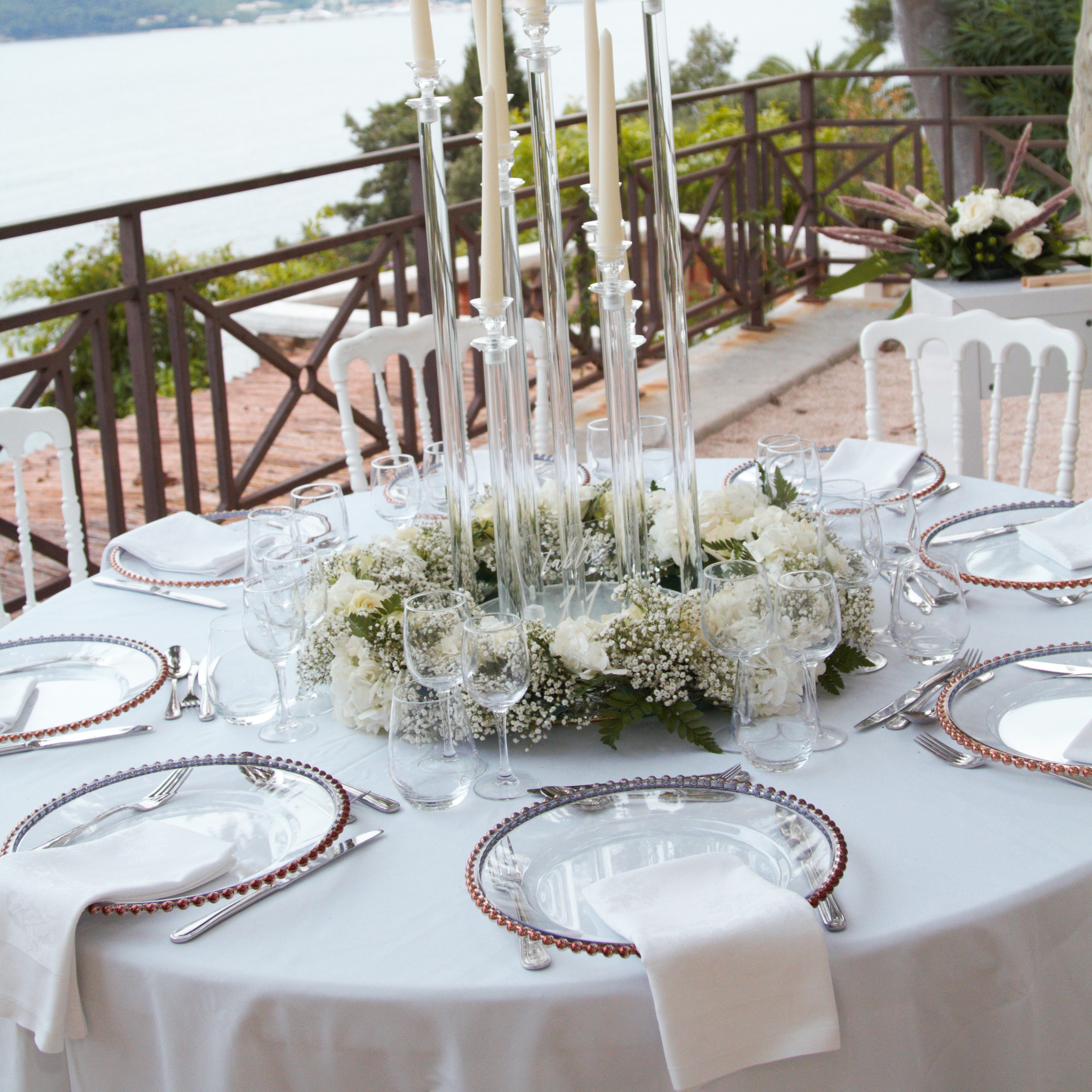 Table de réception en extérieur décorée pour mariage provençal