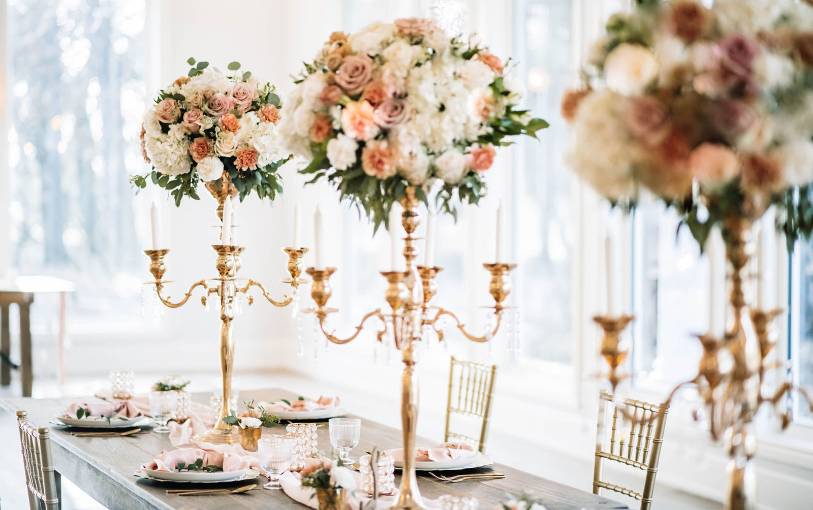 Décoration événementielle mariage Marseille - table d'honneur fleurie