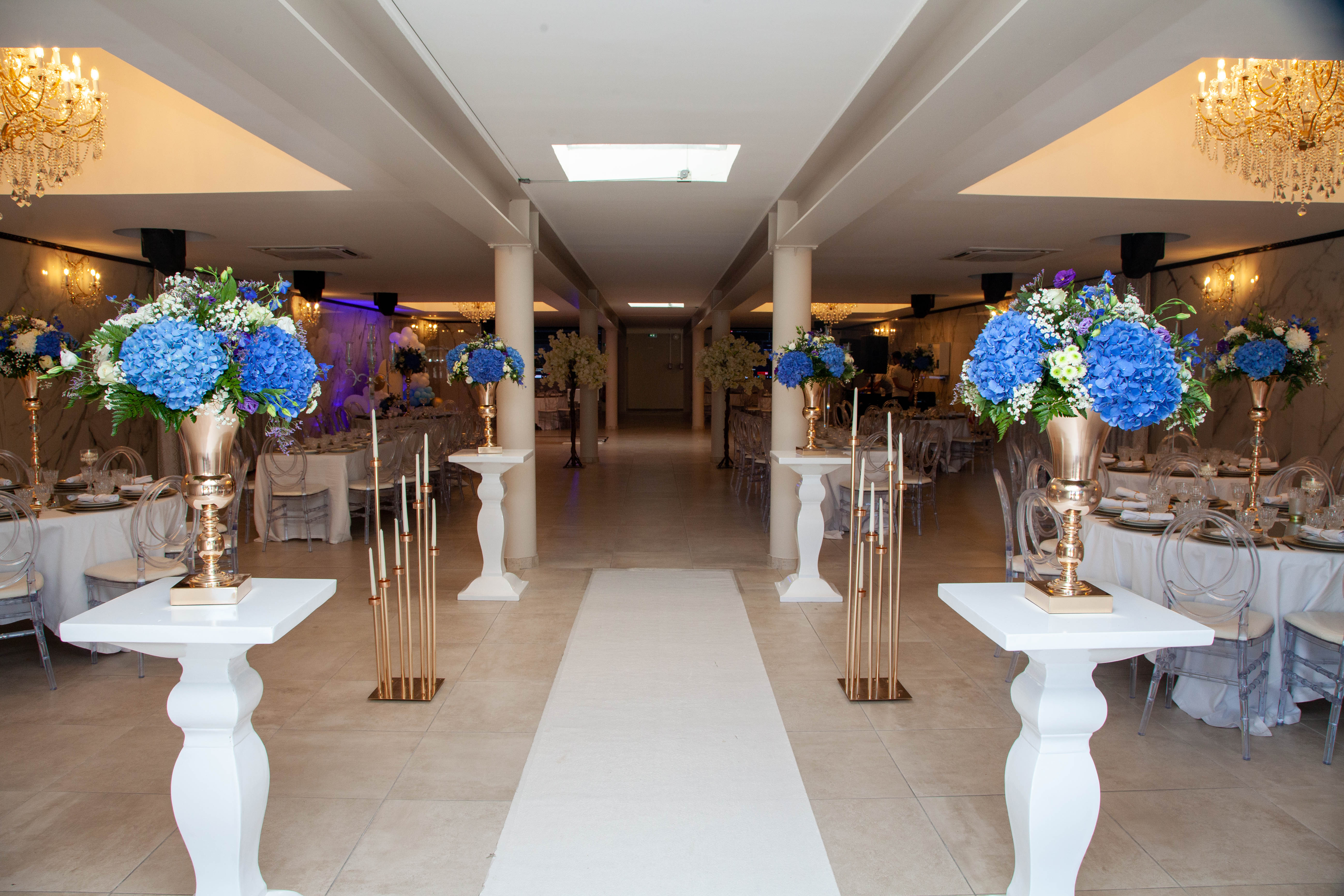 Allée centrale décorée pour cérémonie laïque en Provence