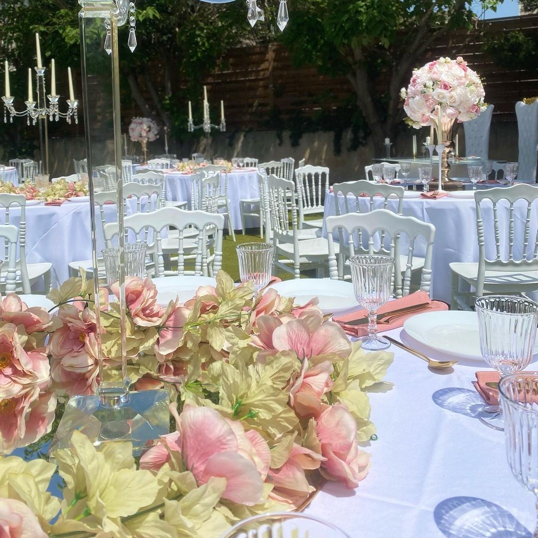 Décoration de table avec fleurs roses et dorées pour mariage