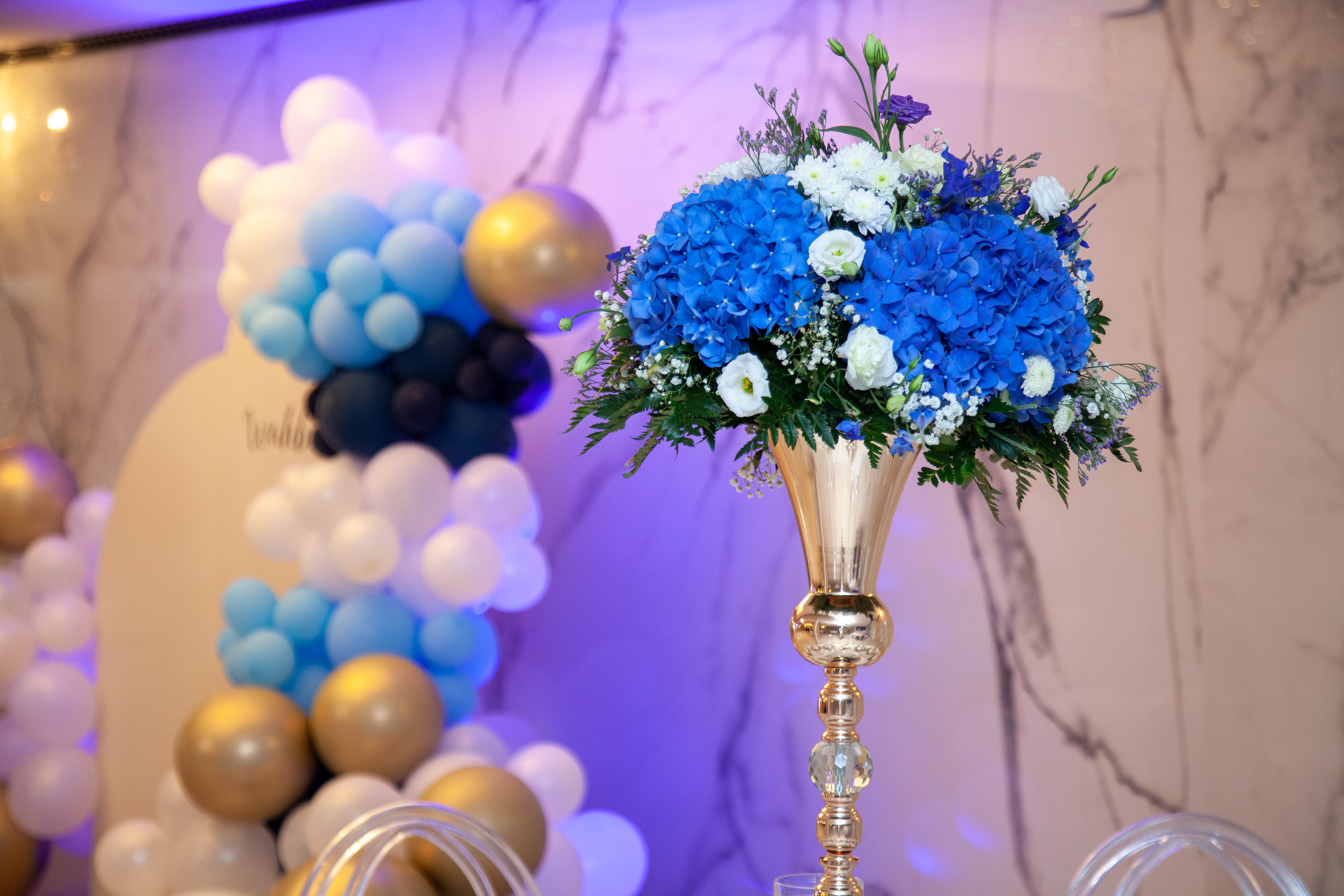 Décoration florale bleue et blanche pour cérémonie de mariage à Marseille